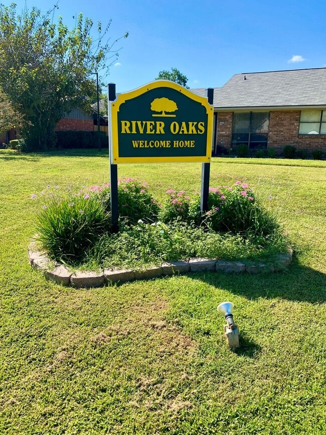 Building Photo - ** 3/1.5 RIVER OAKS CONDOMINIUM **