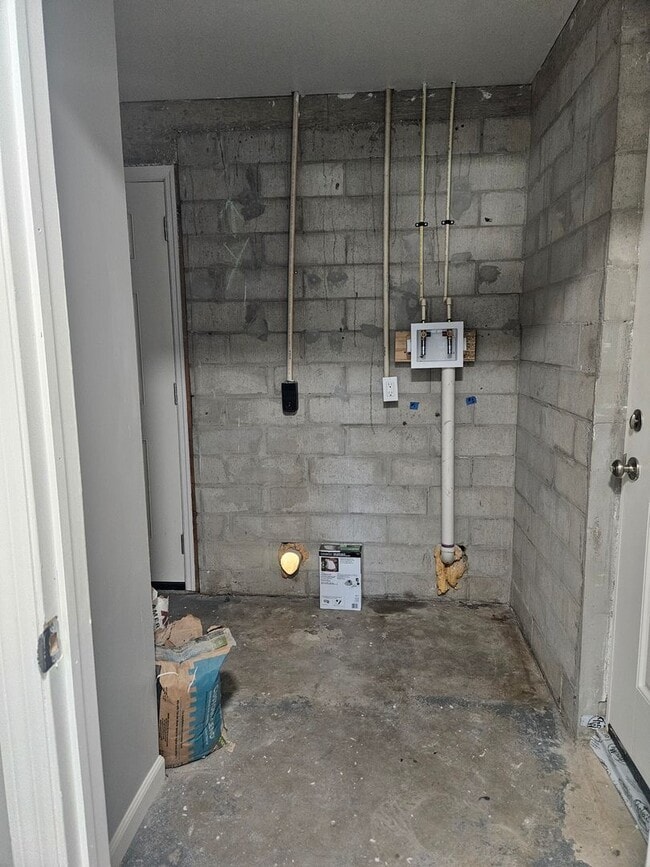 Building Photo - 838 Lewis Dr