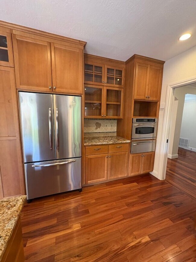 Building Photo - Los Gatos Family Townhome Ready for Move i...