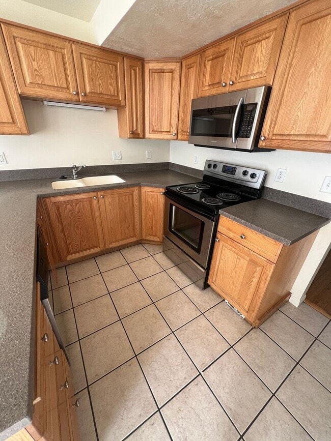 Building Photo - Large Three Bed One and a half bathroom with detached garage!