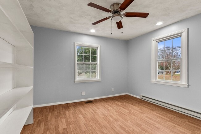 Building Photo - Charming Circlewood Cottage Available NOW!