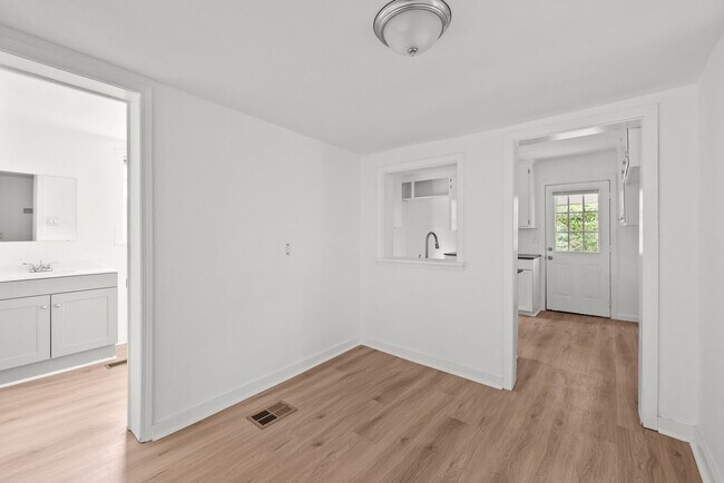Building Photo - Charming 4 Bedroom, 2 Bathroom house