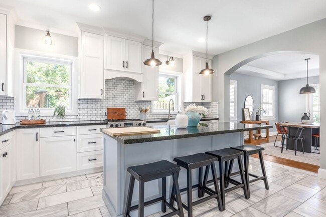 Building Photo - Elegant Sugar House Living: Finished Basement and Prime Location