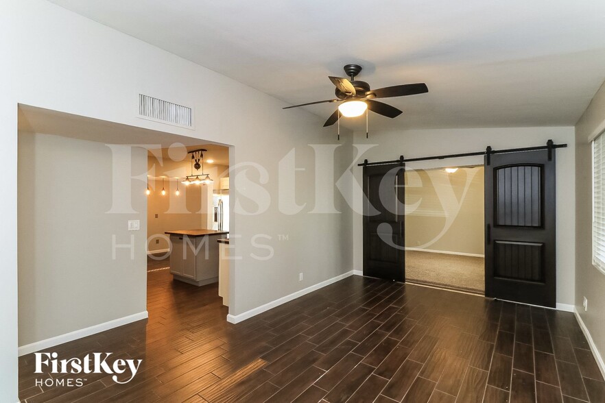 Building Photo - 2206 E Arbor Cir