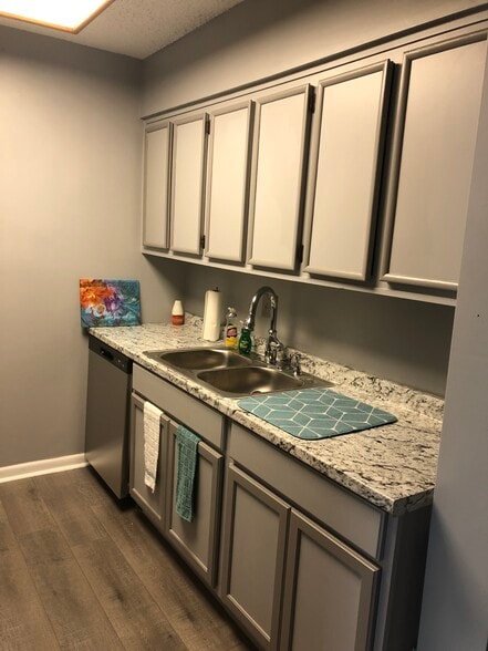 Kitchen-Right - 911 Camelot Dr
