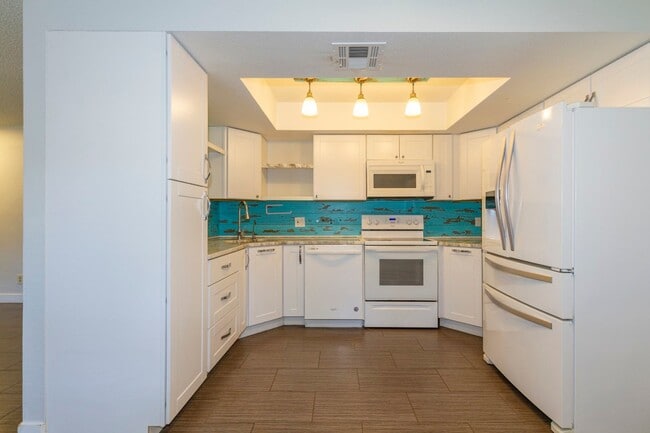 Building Photo - Stunning two bedroom condo!