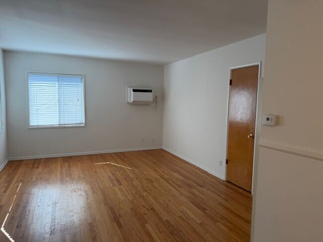 Building Photo - 1055 Thompson Ave