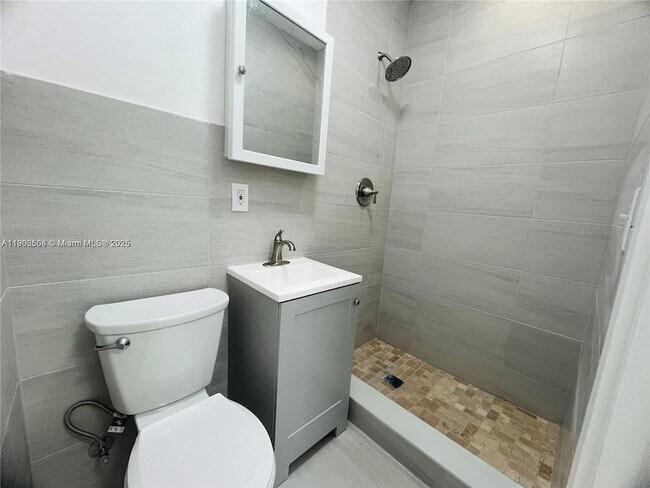 Building Photo - 13390 NE 6th Ave