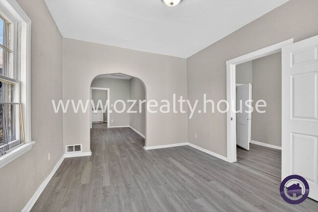 Building Photo - 160 Bronson Ave