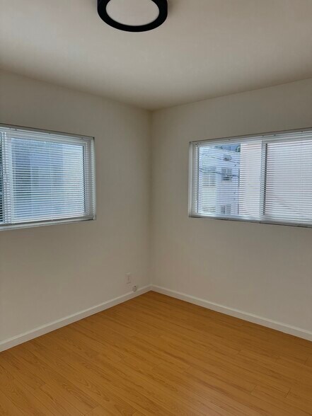 Building Photo - 914 3rd St