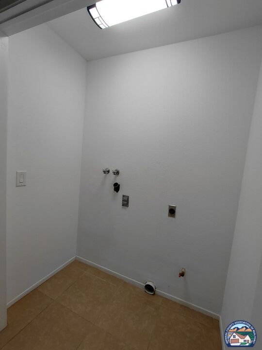 Building Photo - 1100 Rodeo Dr