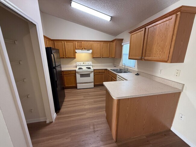 Building Photo - DELTONA: 3 bed/2 bath, Single Family Home AVAILABLE NOW!