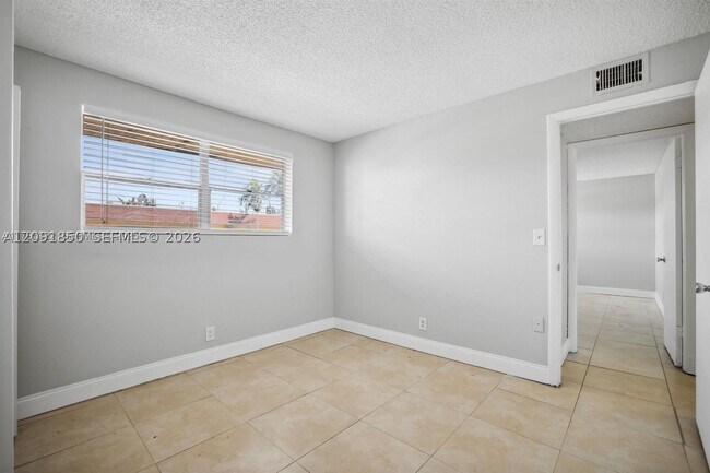 Building Photo - 850 E Commercial Blvd