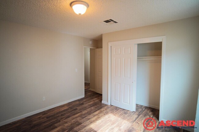 Building Photo - Amazing Home in East Bakersfield!