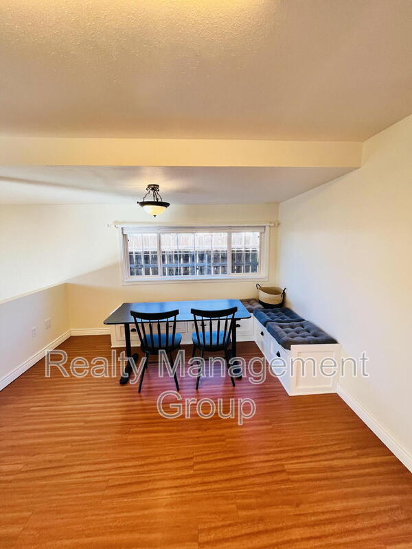 Building Photo - 246 Loma Vista Pl