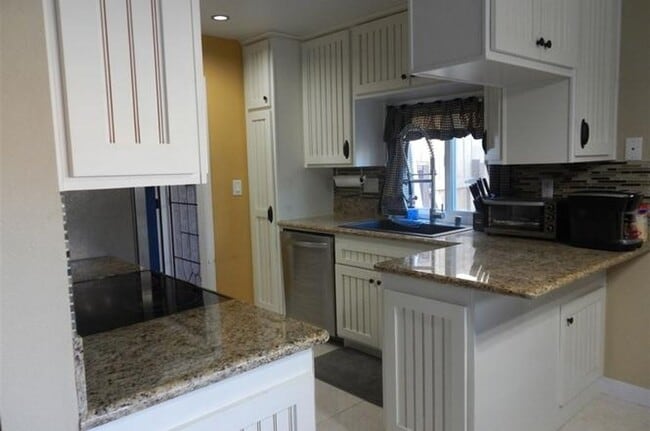 Building Photo - Two-Story 3 Bed, 2 Bath Townhome with Garage