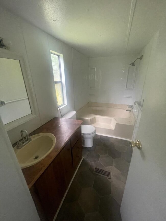 Building Photo - 255 Woodville Heights Cir