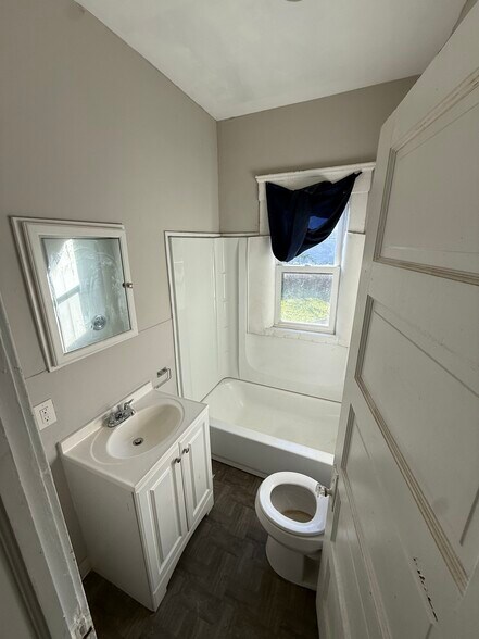 Building Photo - 10303 Sophia Ave