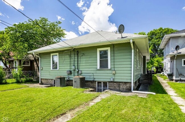 Building Photo - 907 N Riley Ave