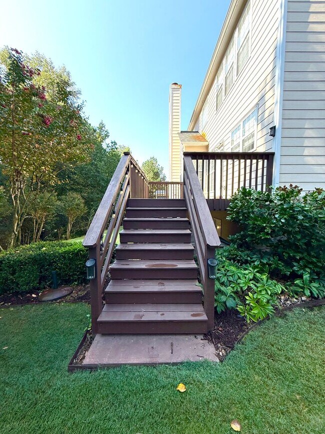Building Photo - LOCATION!  Close to the outlet Malls and D...