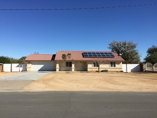 Building Photo - SOLAR!!! 3 BEDROOM NEWER HOME SOUTH OF BEA...