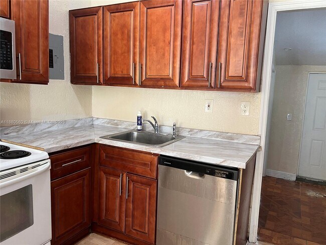 Building Photo - 931 NW 34th Way