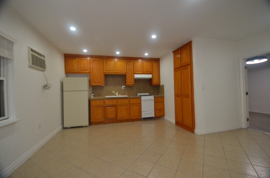 Building Photo - 19201 Strathern St