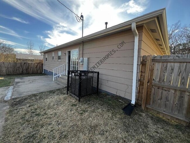 Building Photo - 16 Oakview Dr