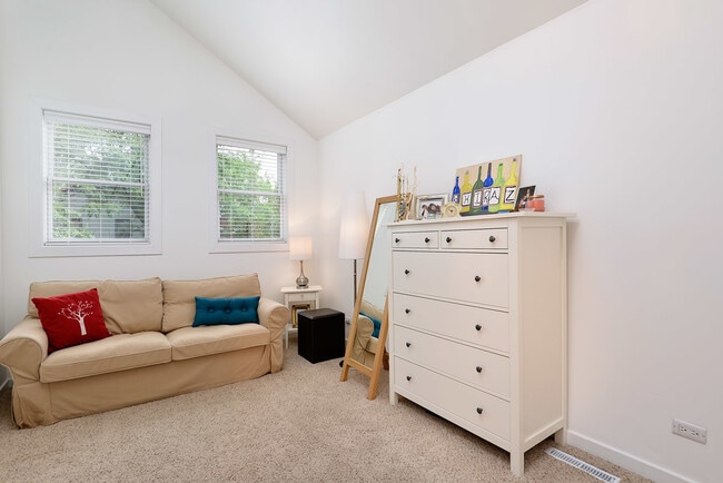 Building Photo - 2317 N Greenview Ave