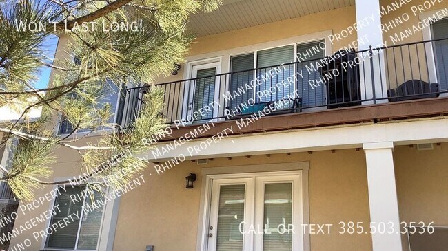 Building Photo - 3 Bed/3.5 Bath End Unit Townhouse in Sandy