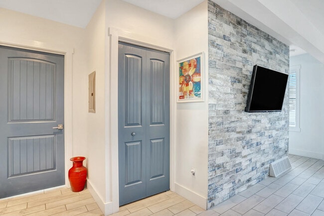 Building Photo - 903 Ocean Ave N