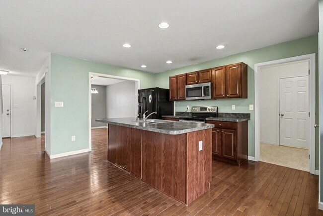 Building Photo - 27 E Imperial Dr