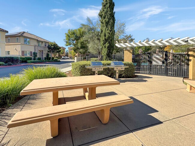 Building Photo - Great 3B/2.5BA House in Gated San Elijo Hills Community!