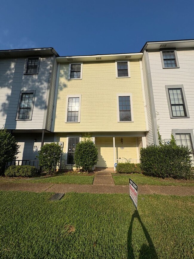 Building Photo - Huge 2 bedroom/2.5 bathroom Townhouse with Central Air & Heat & Garage!