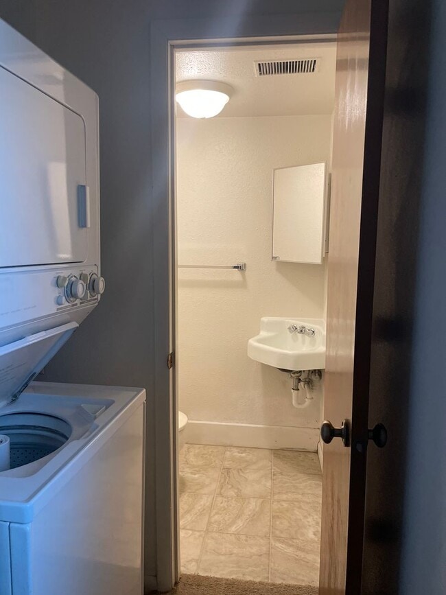 Building Photo - 2 Bed/1.5 Bath Condo Close to UIHC!