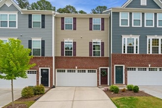 Building Photo - 3be/2.5ba 3-Level Townhouse Key Location Between Durham and Chapel Hill