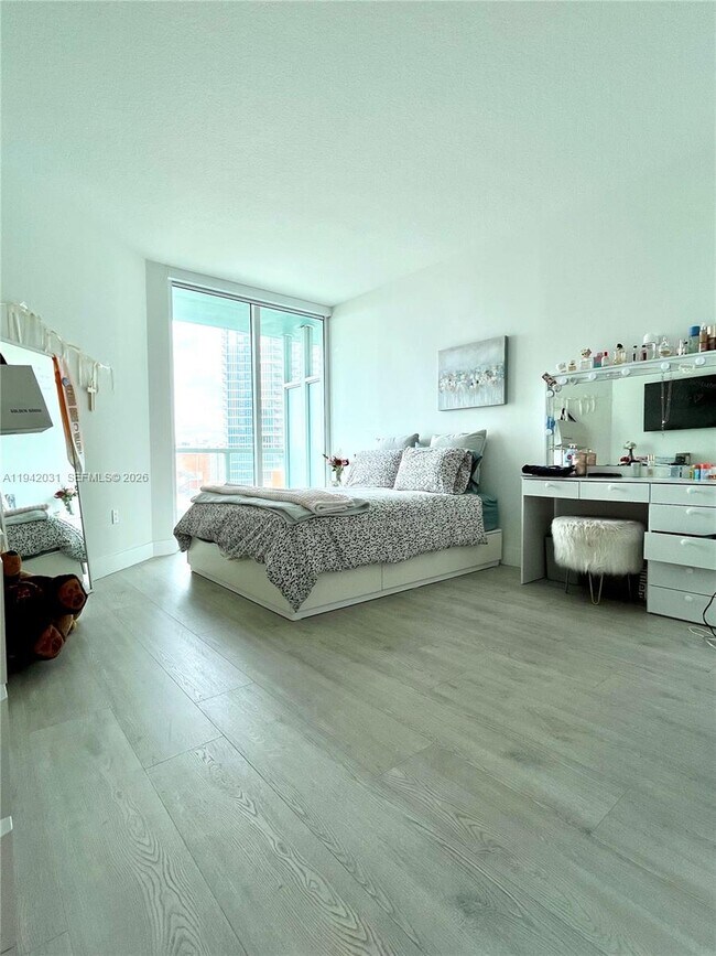 Building Photo - 1900 N Bayshore Dr