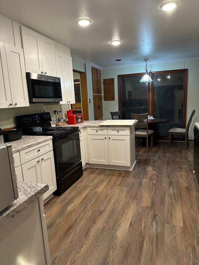 Building Photo - 6 BR 3 BA House in Colonial Hill Community