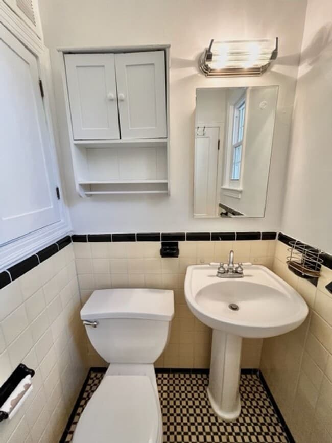 Building Photo - Great 4 BR 3 BA townhouse in great quiet s...