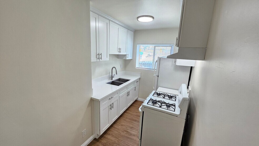 Building Photo - 1375 W 20th St