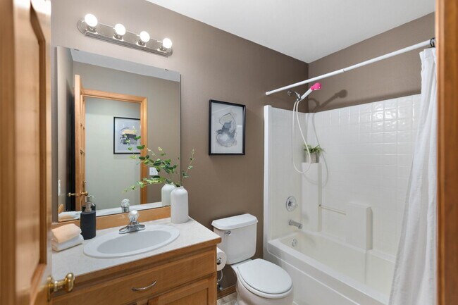 Building Photo - Beautiful End-Unit Townhome in Highland Parc | Water & Sewer Included!- AVAILABLE NOW FOR RENT!!