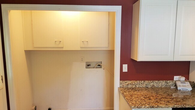 Building Photo - Great, 3 Bedrooms, 1.5 Baths, Brick Ranch ...