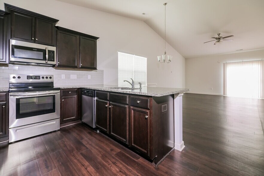 Building Photo - 78 N Great White Way