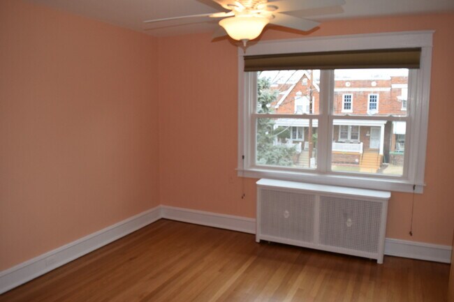 Building Photo - Regal Rowhome! 3 Beautiful Finished Levels!