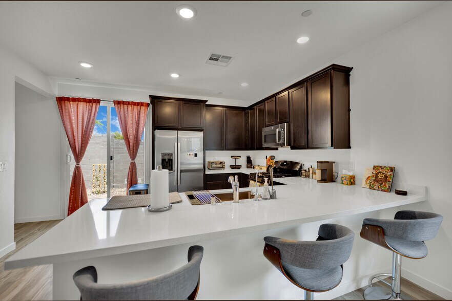 Building Photo - 9440 Sequoia Ridge Ave