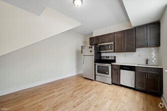 Building Photo - 3 br, 2 bath Triplex - 2031 N Carlisle St ...