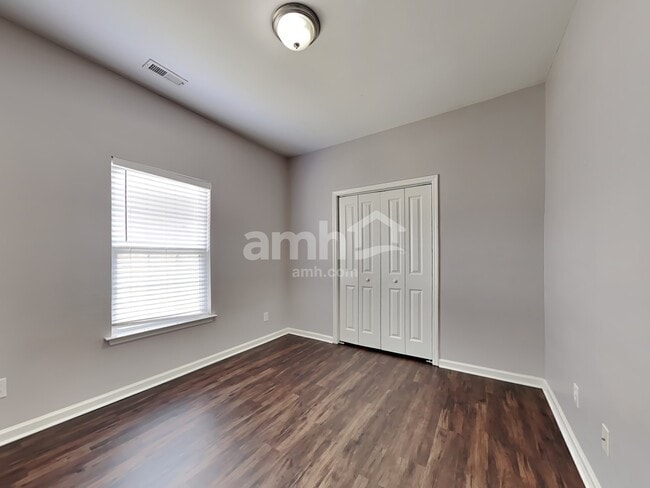 Building Photo - 621 English Oak Cir