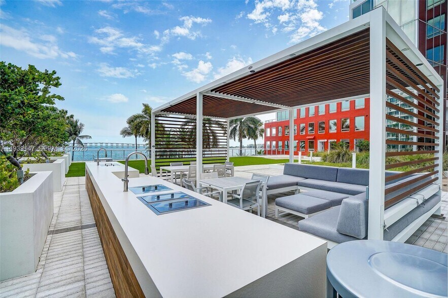 Building Photo - 1541 Brickell Ave