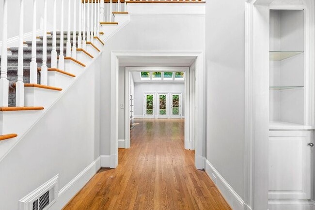 Building Photo - 459 Ivy Park Ln NE