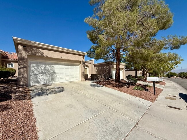 Building Photo - Spectacular furnished 2 bedroom townhouse ...